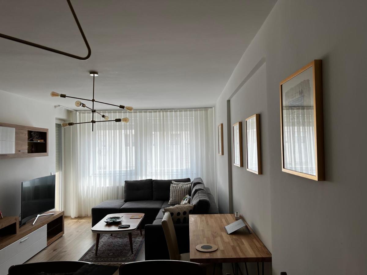 Elegant Apartment In City Centre Pristina Exteriör bild